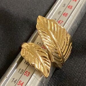 Express size 5 Gold tone leaf ring nwt
